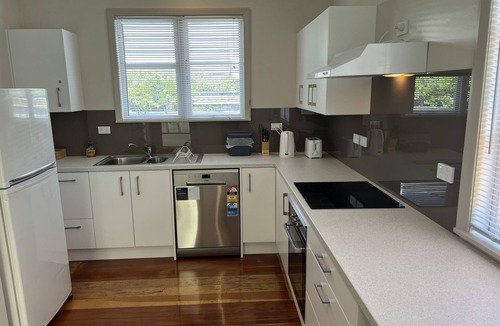 Palmerston North House | Central Spacious House With Backyard And Patio