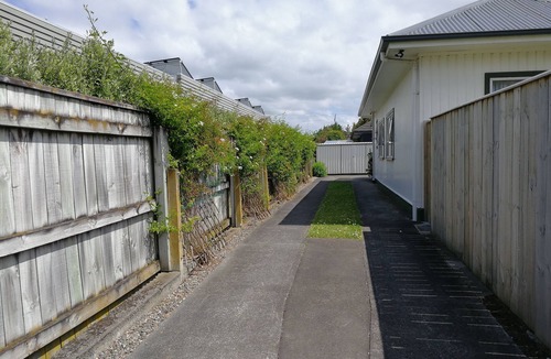 Palmerston North House | Central Spacious House With Backyard And Patio