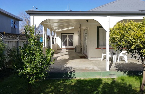 Palmerston North House | Central Spacious House With Backyard And Patio