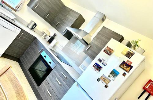 Saint Ola Apartment | Central Spacious 2 Bed 2 Bath, Free WiFi & Parking, Park View