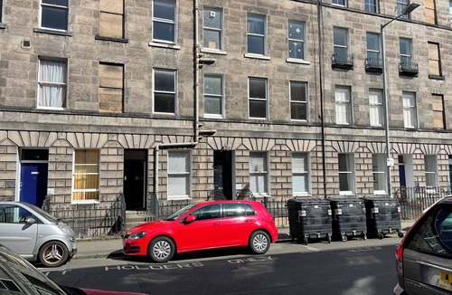 Gifford Apartment | Central Specious Newington Apartment