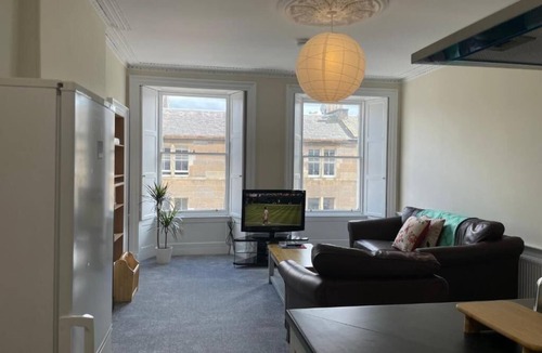 Gifford Apartment | Central Specious Newington Apartment