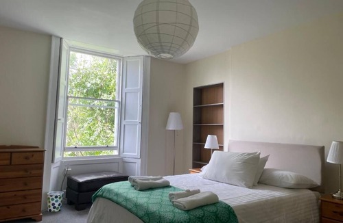 Gifford Apartment | Central Specious Newington Apartment