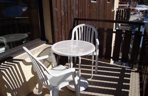 Pralognan-la-Vanoise Apartment | Central studio, south balcony, pets & parking