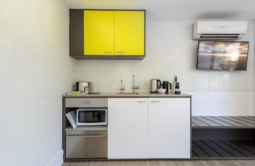 St Kilda Apartment | Central St. Kilda Studio Retreat