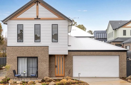 Beechworth Apartment | Central Studio in new townhouse!