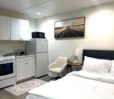Calverton Apartment | Central Studio with Free Parking