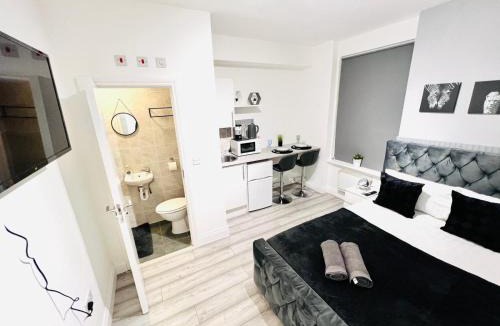 Battersea Apartment | Central studios in top location