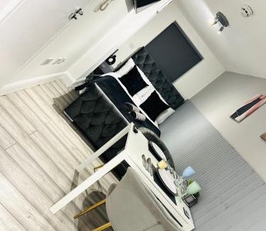 Battersea Apartment | Central studios in top location