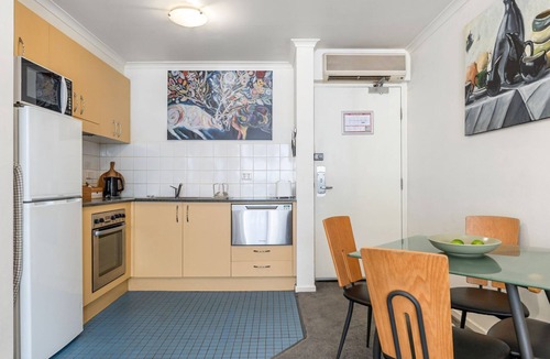 Chippendale Apartment | Central Sydney 1BR unit with Pool Gym Parking!
