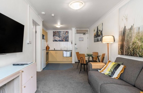 Chippendale Apartment | Central Sydney 1BR unit with Pool Gym Parking!