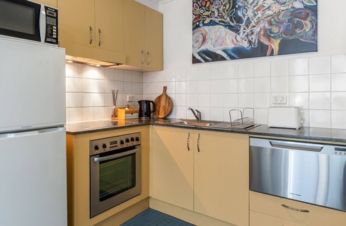 Chippendale Apartment | Central Sydney 1BR unit with Pool Gym Parking!