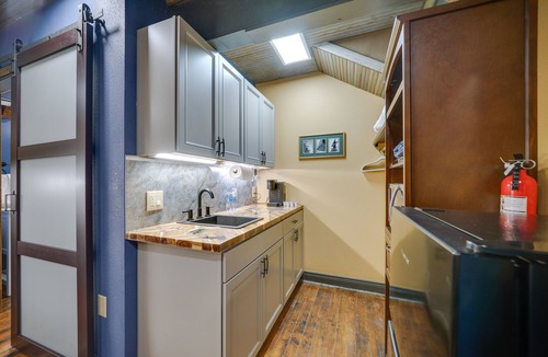Texarkana Apartment | Central Texarkana Studio Rental w/Railroad Views!