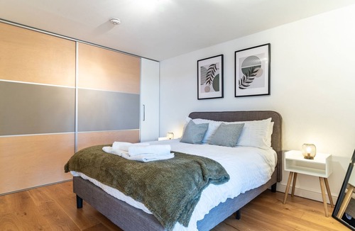 Greenwich West Apartment | Central Thames View 3BR by Sullivan Stays