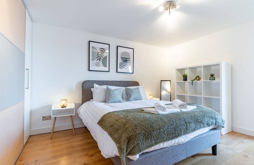 Greenwich West Apartment | Central Thames View 3BR by Sullivan Stays