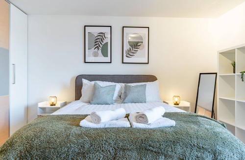 Greenwich West Apartment | Central Thames View 3BR by Sullivan Stays