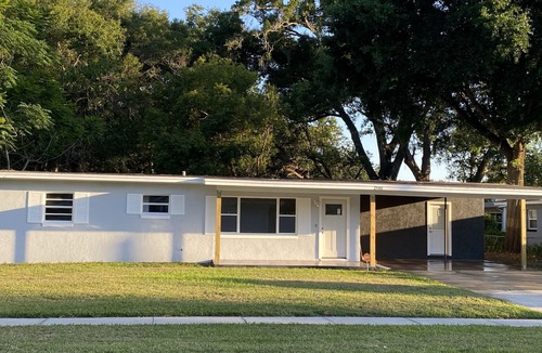 Conway House | Central to everything, tons of food options!