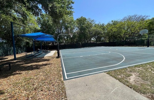 Conway House | Central to everything, tons of food options!