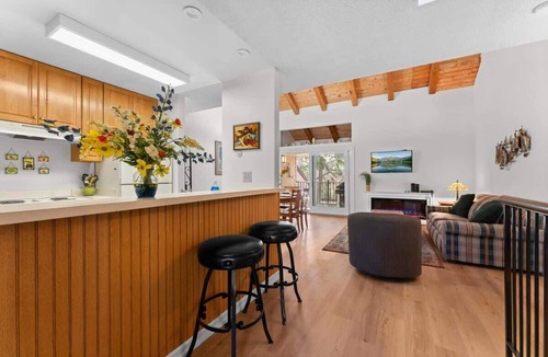 Carnelian Woods Condo | Central Townhome with Summer Pool and Walk to Lake!