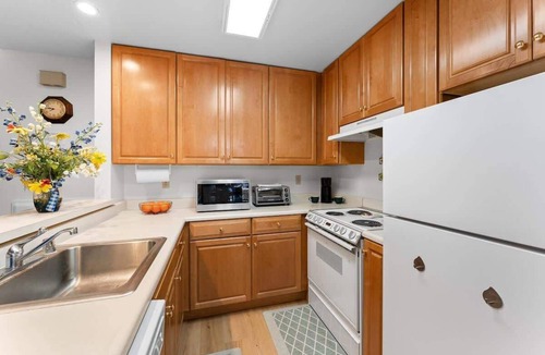 Carnelian Woods Condo | Central Townhome with Summer Pool and Walk to Lake!