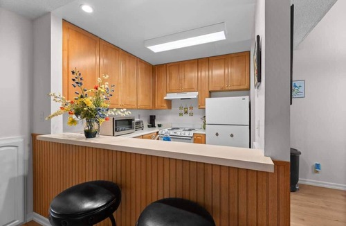 Carnelian Woods Condo | Central Townhome with Summer Pool and Walk to Lake!