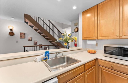 Carnelian Woods Condo | Central Townhome with Summer Pool and Walk to Lake!