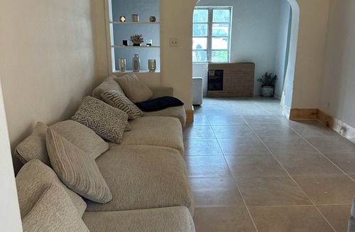 Miami Springs House | Central. Traveler’s zen den. Shared House