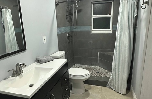 Miami Springs House | Central. Traveler’s zen den. Shared House