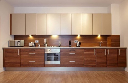 Basingstoke Apartment | Central Two-bedroom Apartment w/Fully-Fitted Kitchen & Panoramic Windows