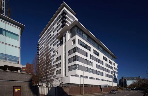 Basingstoke Apartment | Central Two-bedroom Apartment w/Fully-Fitted Kitchen & Panoramic Windows