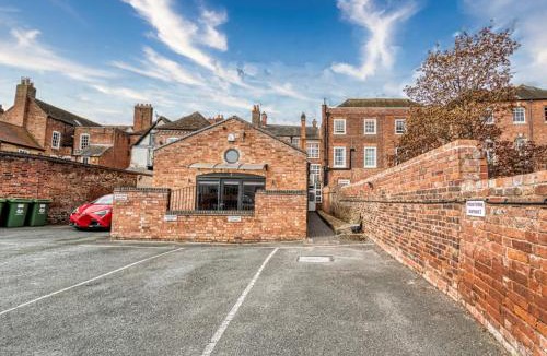 Pontrilas Apartment | Central Tything Worcester Apartment - Free Parking