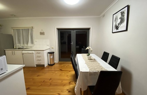 California Gully House | Central Updated 3-Bed Bendigo Family Home Sleeps 6