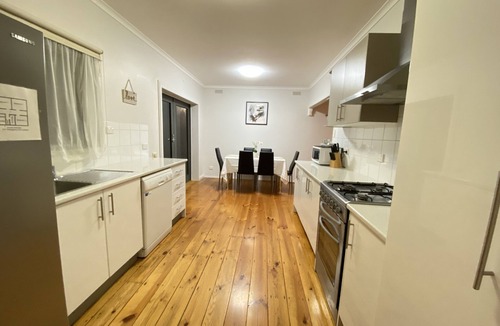 California Gully House | Central Updated 3-Bed Bendigo Family Home Sleeps 6
