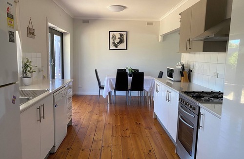California Gully House | Central Updated 3-Bed Bendigo Family Home Sleeps 6