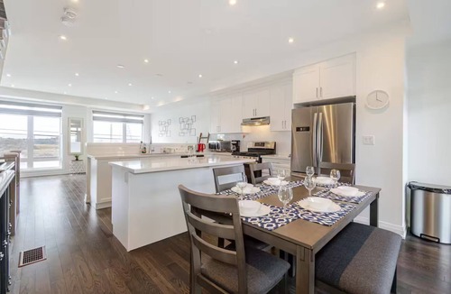 Beverley Glen House | Central Vaughan- Stylish 3-Bedroom House