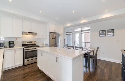 Beverley Glen House | Central Vaughan- Stylish 3-Bedroom House