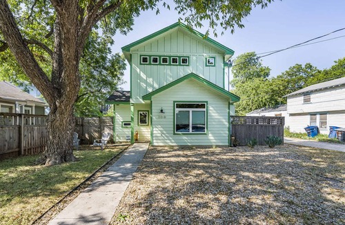 North Loop House | Central, Walkable, Close to UT! | The Loop