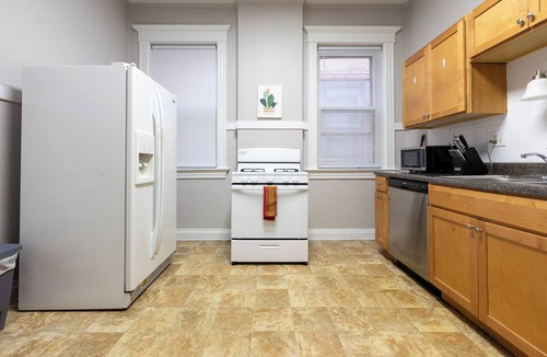 Central West End House | Central West End Comfort Spacious 5BR & Great Area