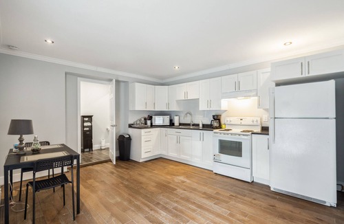 Winchester House | Central Winchester Bungalow side unit