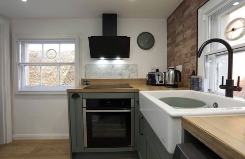 Martlesham Heath Apartment | Central Woodbridge Escape Modern 2-Bedroom + Private Parking