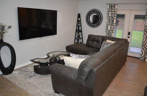 Forest Hill House | Central World Cup Retreat with Patio & AC