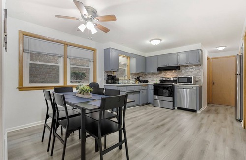 Forestview House | CentralChgo/2BR1Bath/PublTrans/Wifi/Garage/Laundry