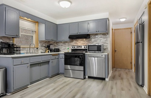 Forestview House | CentralChgo/2BR1Bath/PublTrans/Wifi/Garage/Laundry