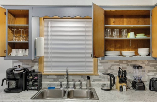 Forestview House | CentralChgo/2BR1Bath/PublTrans/Wifi/Garage/Laundry