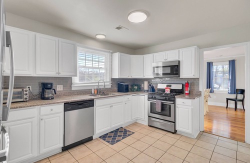 North Charleston House | Centrally located spacious Home with Master Suite~near downtown, coliseum & more