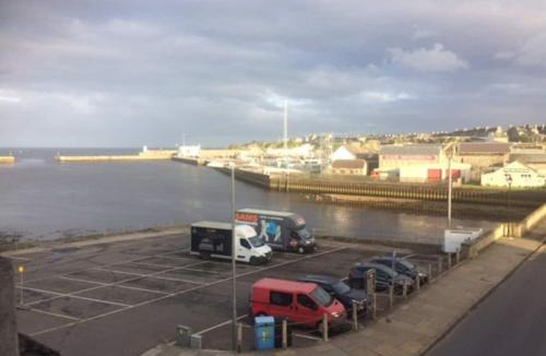 Wick Apartment | Centrally located 2 bed modern flat with harbour views