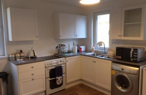 Wick Apartment | Centrally located 2 bed modern flat with harbour views