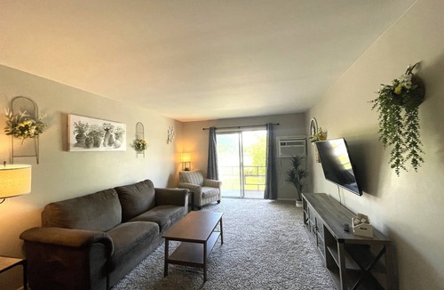 Bloomington Apartment | Centrally Located 2 Bedroom Apartment