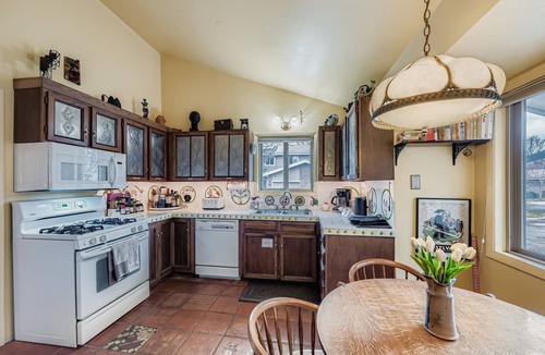 Glenwood Grove - North Iris House | Centrally Located 3 Bedroom