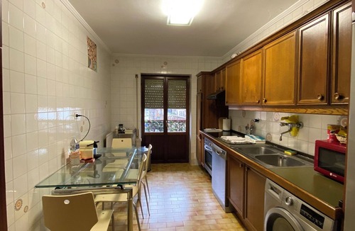 Zumarraga Apartment | Centrally located 3 bedroom apartment with balcony, facing the church of Zumarraga.